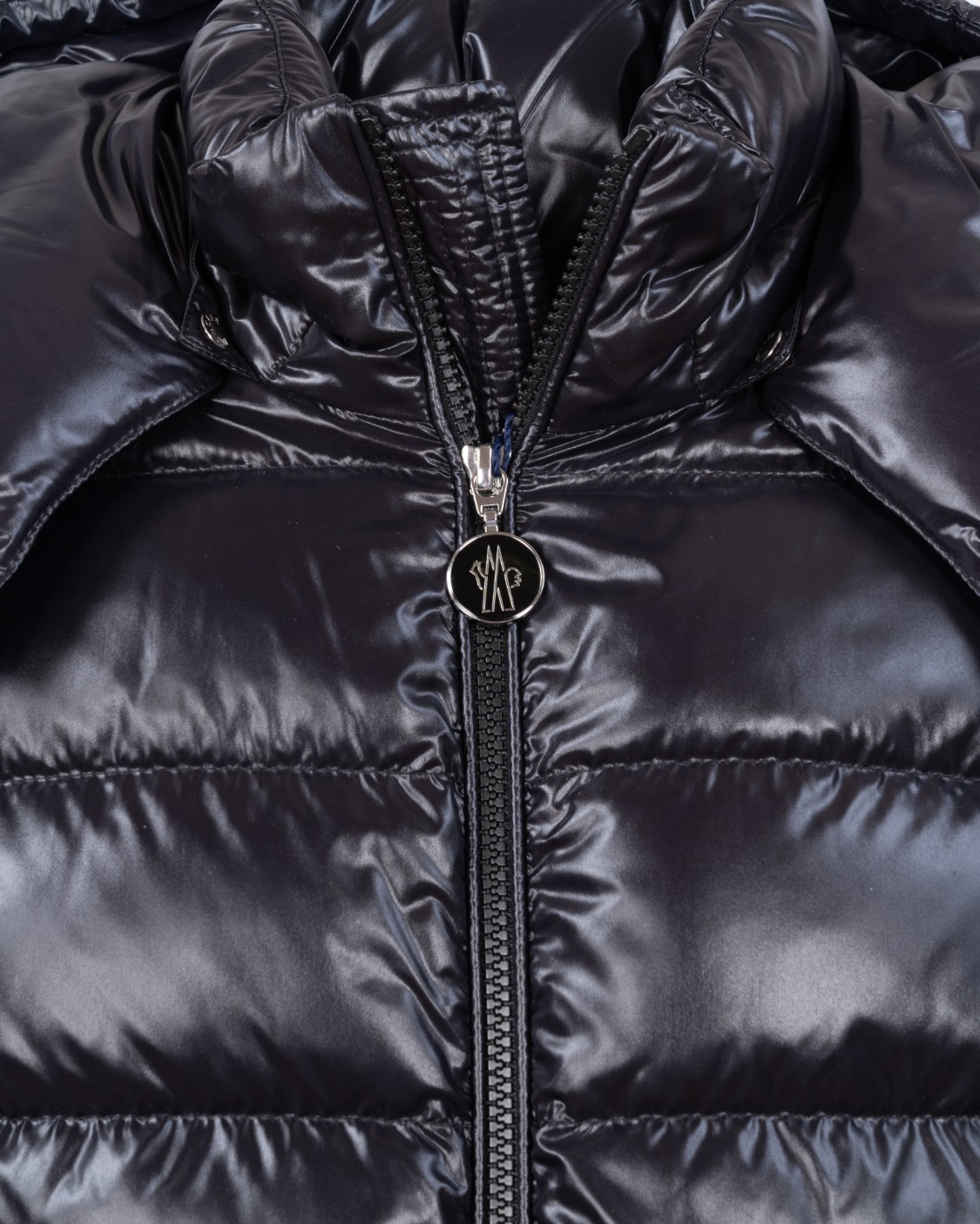 shop MONCLER Sales Giacchetto: Moncler piumino corto " Corydale" realizzato nell’iconico nylon laqué.
Fodera in nylon laqué.
Imbottitura in piuma.
Cappuccio fisso regolabile con coulisse elastica.
Lettera M in longue saison opaco intagliata e ricamata.
Chiusura con zip.
Collo con bottone a pressione bombato, zincato e logato.
Tasche esterne e interne con zip.
Fondo del capo regolabile con coulisse elastica.
Composizione esterno: 100% Poliammide.
Composizione fodera: 100% Poliammide.
Imbottitura: 90% Piumino, 10% Piuma.
Made in Romania.. CORYDALE 1A00101 68950-999 number 7143741